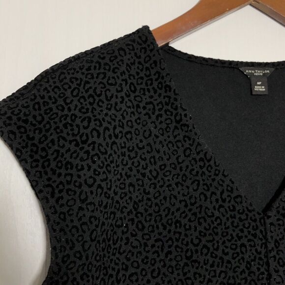 ANN TAYLOR Blouse Womens Medium Petite Black Velvet Animal Pattern Cap Sleeve - Picture 2 of 11